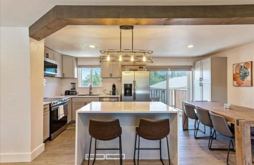 White City Casa | Private Hot Tub Patio Half Basketball Court