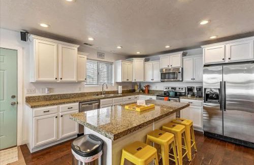 Garden City Casa | Private Hot Tub Sauna Prime Location