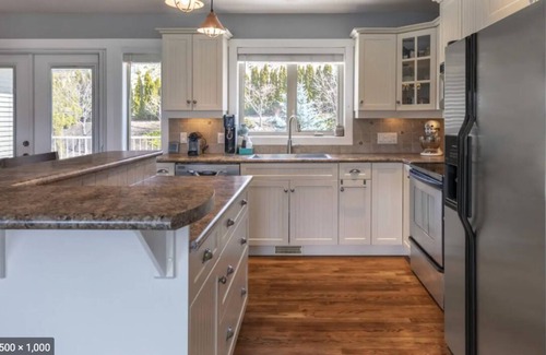 Central Okanagan Casa | Private house with 2 suites and a heated swimming pool, sleeps 14