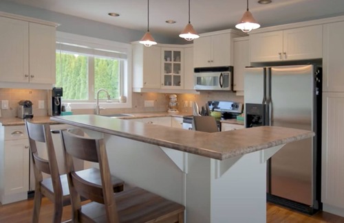 Central Okanagan Casa | Private house with 2 suites and a heated swimming pool, sleeps 14