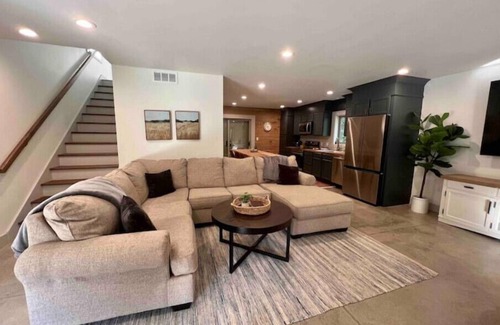 Orange Prairie Casa | Private House with Full Court Gym
