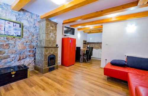Bilice Casa | Casa propia con jardín, piscina pequeña, aire acondicionado, estacionamiento y mucho más.