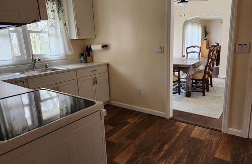 Pleasant Valley Casa | Private Hudson Valley Home Near Wine Trail / Antiquing / Orchards