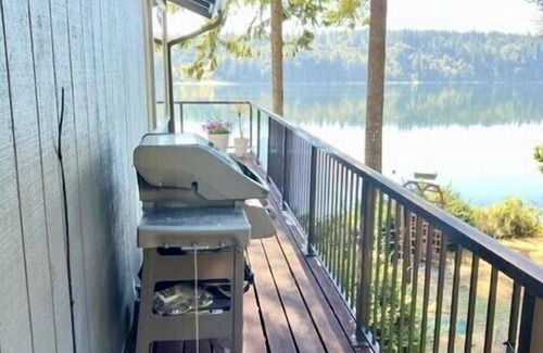 Burley Casa | Private Island Escape on Puget Sound - Newly Remodeled! 60 minutes from Seattle!