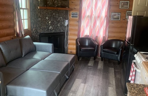 Cloquet Cabina | Lago tranquilo lleno de peces, senderos para caminar, pozo de fuego, cubierta, muelle y espacio para botes