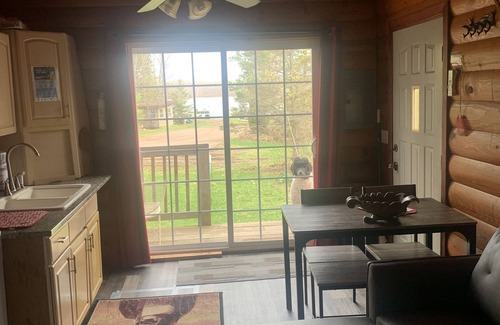 Cloquet Cabina | Lago tranquilo lleno de peces, senderos para caminar, pozo de fuego, cubierta, muelle y espacio para botes