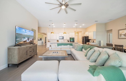 Mariner Casa | Private Lakefront Estate W/ 3 King Beds, 3129 Sq Ft, Hot Tub, Pool Table, Office