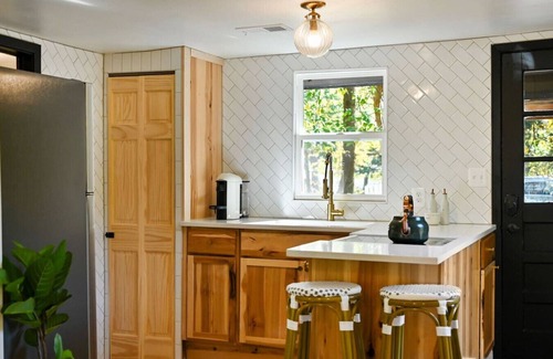 Grandview Cabina | Private Leaning Cottage Retreat! (Pets Welcomed)
