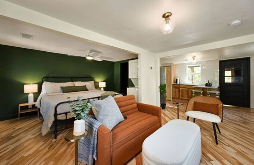 Grandview Cabina | Private Leaning Cottage Retreat! (Pets Welcomed)