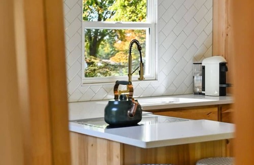 Grandview Cabina | Private Leaning Cottage Retreat! (Pets Welcomed)