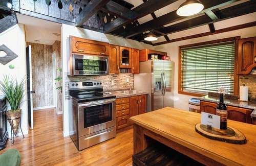 Yulan Casa | Private log cabin nestled at the base of a secluded wooded area