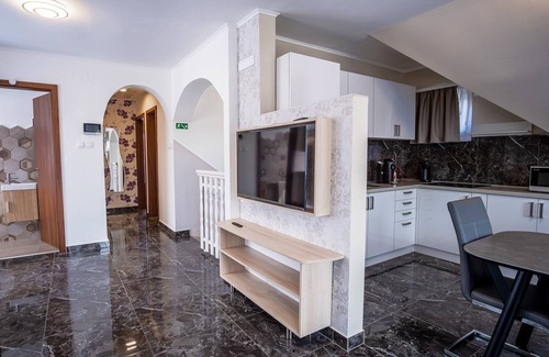 Balatonkeresztur Casa | Private Luxury Apartment - LuxVil - Private Pool - Whole House - E-Car Charging