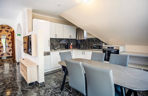 Balatonkeresztur Casa | Private Luxury Apartment - LuxVil - Private Pool - Whole House - E-Car Charging