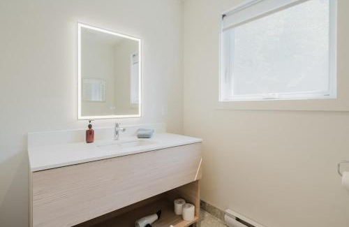 Mont-Tremblant Apartamento | Private Luxury Room- C - King bed, Centrally Located , Free Shuttle to ski Hill and Resort, Coffee