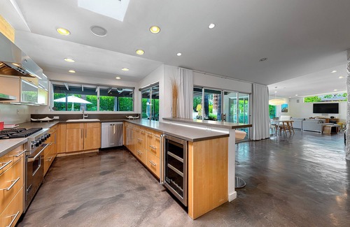 El Mirador Casa | ¡Compuesto privado de mediados de siglo en la famosa colonia de películas con piscina de agua salada!