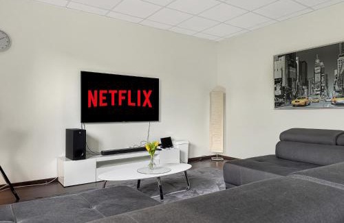 Dreimuhlen Apartamento | Private Munich Escape Cinema Lounge Sleeps 17