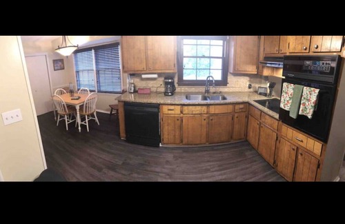 Lawrenceville Cabina | Private & Nature-packed Cabin in Gwinnett, ATL < 30mi. 65” Samsung 4K TV.