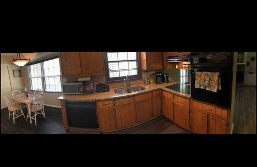 Lawrenceville Cabina | Private & Nature-packed Cabin in Gwinnett, ATL < 30mi. 65” Samsung 4K TV.