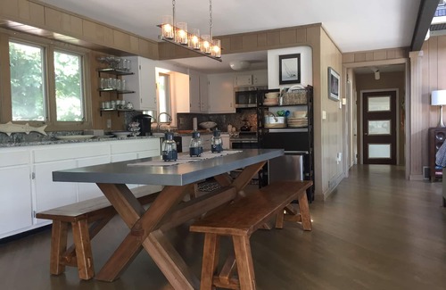 Narragansett Pier Casa | Oasis privado con piscina y cancha de tenis en el área del muelle cerca de Town Beach