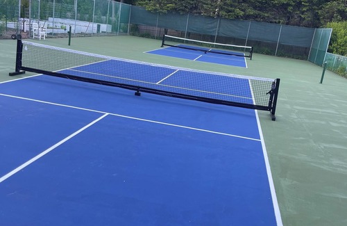 Narragansett Pier Casa | Oasis privado con piscina y cancha de tenis en el área del muelle cerca de Town Beach