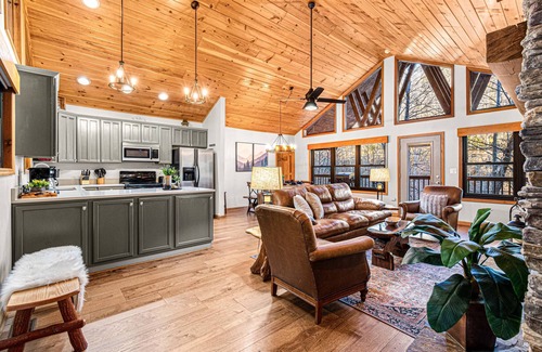 Gatlinburg - Pigeon Forge Casa | Secluded Riverfront 4 K EnSuites Hot Tub Firepit