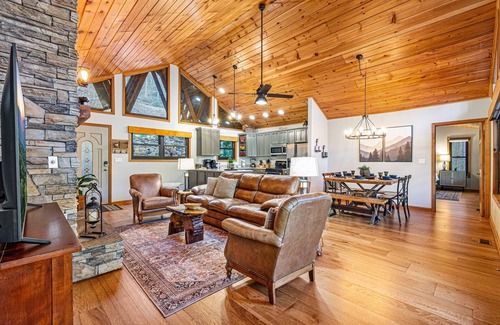 Gatlinburg - Pigeon Forge Casa | Secluded Riverfront 4 K EnSuites Hot Tub Firepit