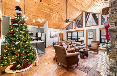 Gatlinburg - Pigeon Forge Casa | Secluded Riverfront 4 K EnSuites Hot Tub Firepit