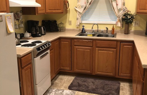 Branson Apartamento | Un dormitorio privado, un baño, apartamento con entrada privada y bañera de hidromasaje.