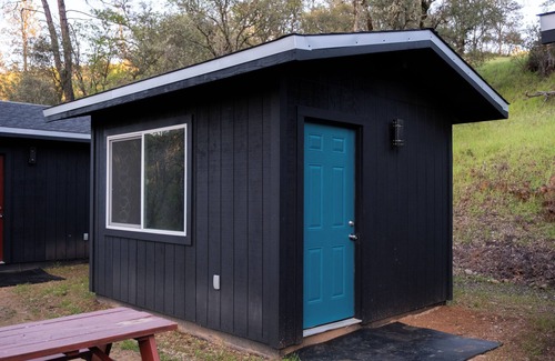 Auburn Cabina | Private, peaceful cabin's on the Bear River. Pets welcome!