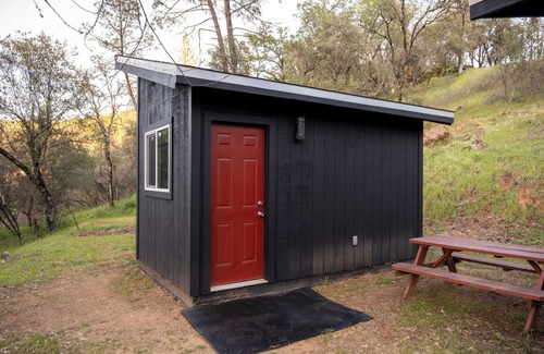 Auburn Cabina | Private, peaceful cabin's on the Bear River. Pets welcome!