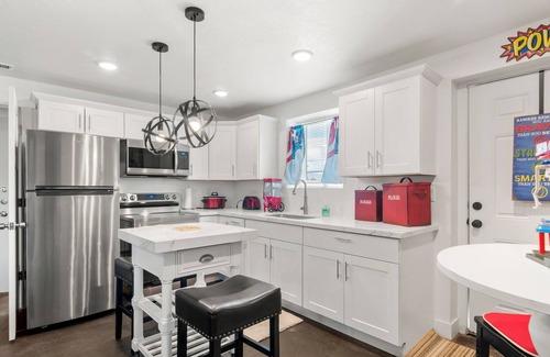 West Haven Casa | Private Pickleball Court, Hot tub, Pool table, Firepit, BBQ grill, Sleeps 14
