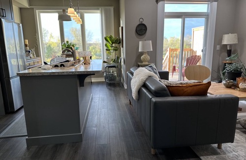 Welland Casa | Private Pondside Getaway in the Heart of Niagara