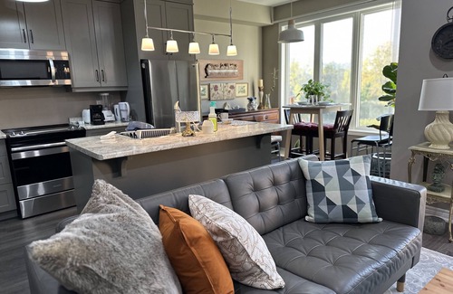 Welland Casa | Private Pondside Getaway in the Heart of Niagara