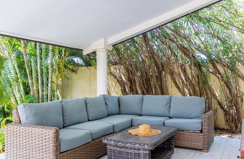 Koyari Casa | Private Pool * BBQ * 1 mi to Palm Beach!