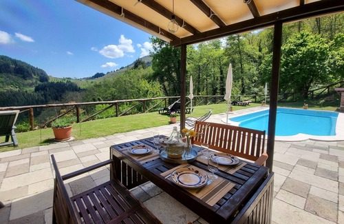 Camporgiano Villa | Piscina privada, amplias vistas, paz absoluta. 4 dormitorios/4 baños. Wi-Fi