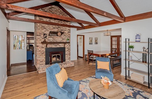 Knoxville Casa | Private Pool Home! 3 Miles from Downtown Knoxville-Game Room-Grill-Mtn Retreat with Tons of Privacy