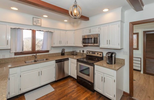 Knoxville Casa | Private Pool Home! 3 Miles from Downtown Knoxville-Game Room-Grill-Mtn Retreat with Tons of Privacy