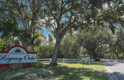 Regency Oaks Casa | Altamente deseado 3 habitaciones + Den, casa de la piscina en Palmetto: Regency Oaks 01