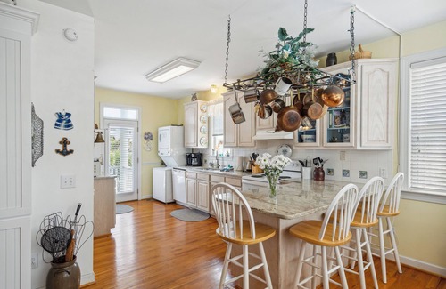 Folly Beach Casa | Piscina privada, vista al mar, todas las habitaciones tienen baño privado