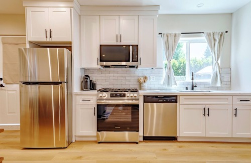 Valley Glen Casa | Private Pool + Parking, Many LA Attractions a Fifteen Minute Drive!