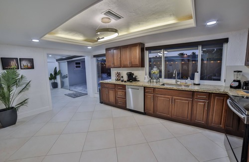 Sunrise Villa | SUNSET OASIS, Luxury Villa, Heated Pool, King bed in Sunrise, FL