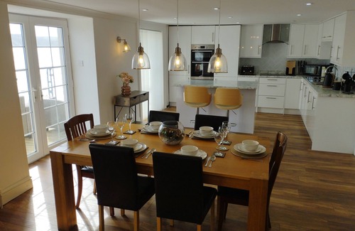 Milford Haven Casa | Private quay, balcony, amazing sea views, free parking, Old Castle Pembrokeshire