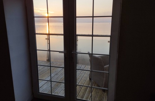 Milford Haven Casa | Private quay, balcony, amazing sea views, free parking, Old Castle Pembrokeshire