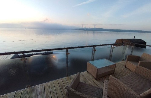 Milford Haven Casa | Private quay, balcony, amazing sea views, free parking, Old Castle Pembrokeshire