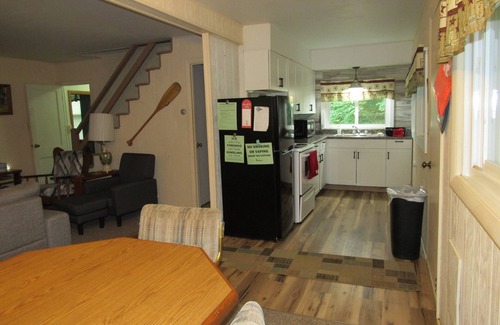 Everett Alquiler De RV | Private, Quiet, Riverfront 3 bedroom Cottage at Woy Bridge Campground & Cabins