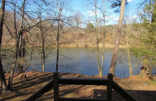 Everett Alquiler De RV | Private, Quiet, Riverfront 3 bedroom Cottage at Woy Bridge Campground & Cabins