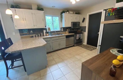 Highland Heights Casa | Private Ranch That Backs Up to Woods Near Downtown