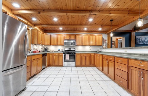Sunday River Area Cabina | Private Retreat | Fire Pit, Games & Hot Tub