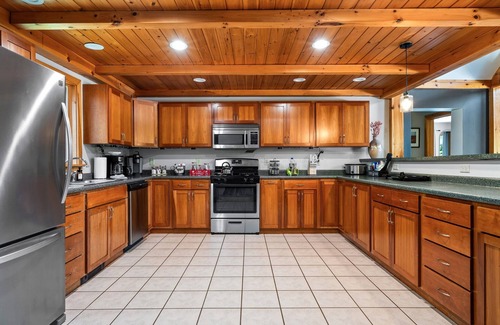 Sunday River Area Cabina | Private Retreat | Fire Pit, Games & Hot Tub