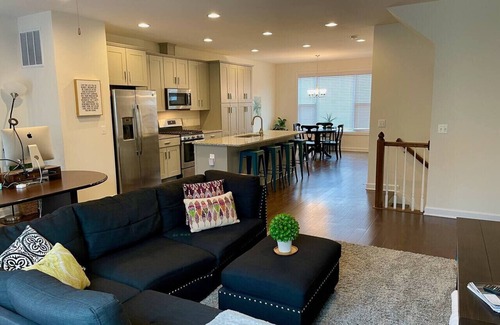 Belmont Casa | Private Room in Spacious & Modern Townhouse